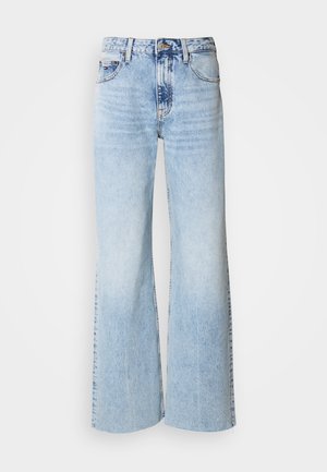 Svijetloplave široke traperice s izblijedjelim denim teksturom, visokim strukom i klasičnim dizajnom s pet džepova. Imaju zatvaranje na gumb i patentni zatvarač.