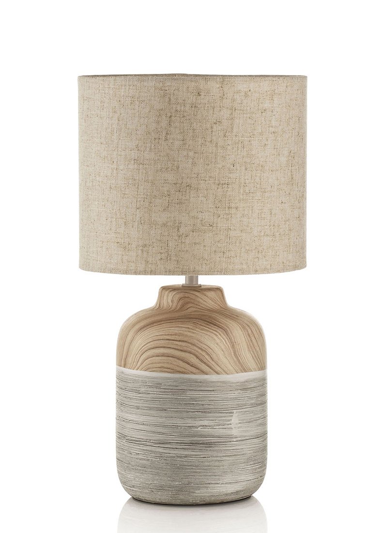 Keramische Lampe mit runder Basis; helles Holzmaserungsmuster, das in ein strukturiertes Grau übergeht. Hocherbeige Stoffschirm ergänzt das Design.