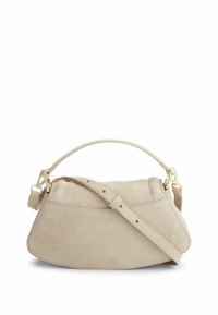 Beige mockaskväska med en strukturerad form, ett kort handtag på toppen och ett avtagbart bälte. Guldfärgad hårdvara och subtila sömdetaljer.