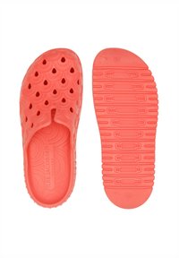 Zoccoli di gomma color corallo con motivo scallop sulla tomaia, design open-toe e suola testurizzata per una migliore aderenza.