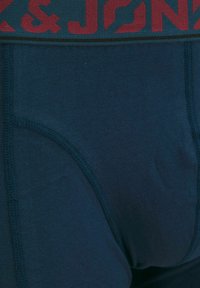 Dunkelblauer Herrenunterwäsche mit einem breiten bordeauxroten Bund, auf dem "J&J" in Großbuchstaben gedruckt ist. Glattes Material mit flachen Nähten.