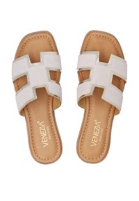 Witte leren slipper sandalen met een matte afwerking en vierkante uitsnijdingen, voorzien van een tan voetbed en subtiele metallic accenten.