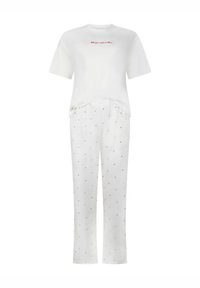 Σετ λευκή πιτζάμα που περιλαμβάνει ένα κοντομάνικο μπλουζάκι με κόκκινο κείμενο και παντελόνι που ταιριάζει, διακοσμημένο με μικρά κόκκινα μοτίβα καρδιών. Ελαφρύ ύφασμα.