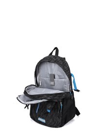 Rucksack mit schwarzem Außenmaterial und geometrischem Muster, blauen Akzenten, geräumigem grauem Innenraum, einer vorderen Reißverschlusstasche und verstellbaren Trägern.