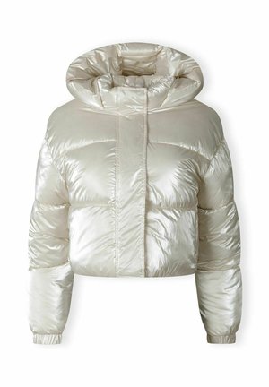Skraćena puffer jakna u iridescentnoj bijeloj boji. Sadrži visoki, nabereni kapuljaču, prednji patentni zatvarač i kviltani dizajn s naduvenim sekcijama.