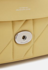 COACH QUILTED COVERED TABBY WITH CHAIN - Torbica - hay