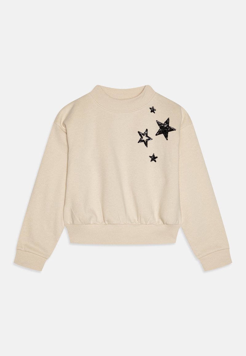 Sudadera beige con cuello redondo y dobladillo acanalado. Presenta aplicaciones de estrellas negras con lentejuelas en la parte superior izquierda. Tejido suave y texturizado.
