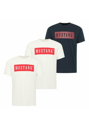 Drei kurzärmelige T-Shirts mit Rundhalsausschnitt, zwei weiße und eines schwarze, jeweils mit einem roten rechteckigen "MUSTANG"-Logo auf der Brust.
