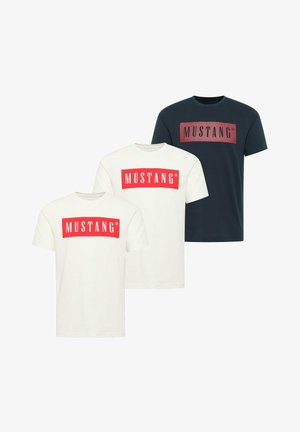 Drei kurzärmelige T-Shirts mit Rundhalsausschnitt, zwei weiße und eines schwarze, jeweils mit einem roten rechteckigen "MUSTANG"-Logo auf der Brust.