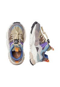 Sneaker multicolori con una combinazione di suede e materiali sintetici. Lacci rotondi, suola in gomma testurizzata e accenti di colore distintivi.