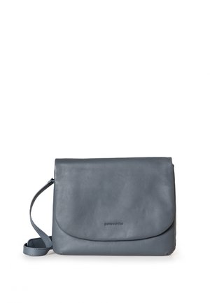 Borsa a tracolla in pelle grigia con chiusura a patta, tracolla regolabile e trama liscia. Design semplice senza hardware o decorazioni visibili.