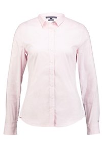 Camicia button-up a maniche lunghe rosa chiaro con colletto classico e silhouette aderente, esposta su uno sfondo bianco.