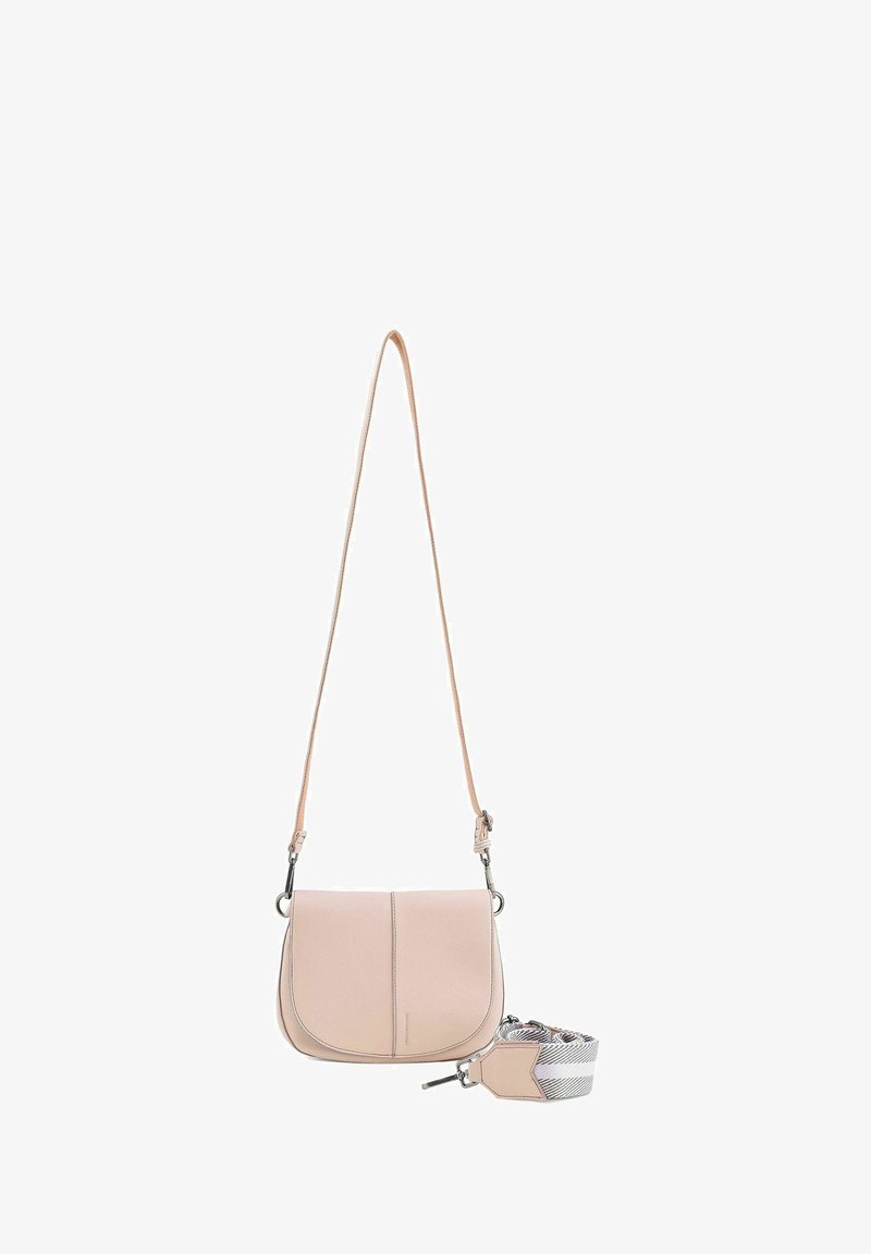 Borsa a tracolla in pelle rosa con forma arrotondata, dettagli in cucitura a contrasto e una tracolla staccabile con un motivo geometrico argentato.