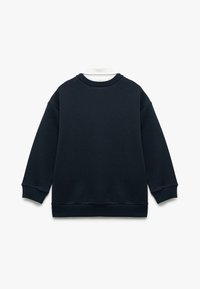 Sudadera azul marino, confeccionada con tela suave. Presenta un escote redondeado, mangas largas y puños y dobladillo acanalados. Diseño simple sin patrones.