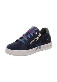 Sneaker in suede blu navy con finitura glitter, lacci a gradiente viola, dettaglio con zip sul lato e accento a stella blu chiaro. Suola bianca.