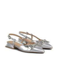 Zapatos planos de esparto plateados tipo slingback con puntera afilada, acabado metálico y acentos decorativos de cristal en la parte delantera. Diseño de tacón bajo.