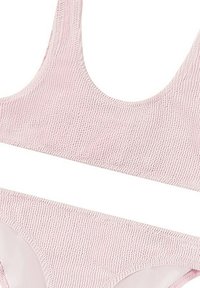 Kudottu kaksiosainen bikinituotteisto vaaleanpunaisena, jossa on leveät hihnat ja tekstuuria, ja alaosassa on voimakkaan vaaleanpunainen yksityiskohta.