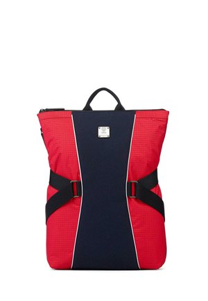Rød og navy rygsæk med sorte stropper, et håndtag øverst og en lille sølvfarvet logo plade på det navyblå midterpanel.