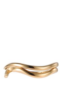 Armband aus goldfarbendem Metall mit einem wellenförmigen Design und glatten, glänzenden Oberflächen. Der Stil ist flexibel mit kontrastierenden Kurven.