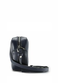 Borsa a tracolla in pelle blu marino con forma rettangolare, zip argentata e tracolla regolabile. Texture liscia con dettagli di cuciture ordinate.