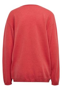 Pull rouge à manches longues avec un col rond. Texture en tricot douce et coupe décontractée. Présente des épaules tombantes et un ourlet arrondi.