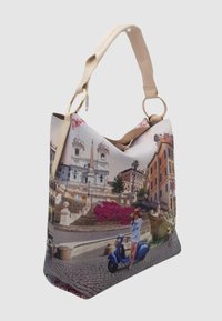 Borsa hobo con stampa fotografica che raffigura una scena urbana, tracolla in pelle beige e dettagli in hardware dorato. Superficie in tessuto testurizzato.
