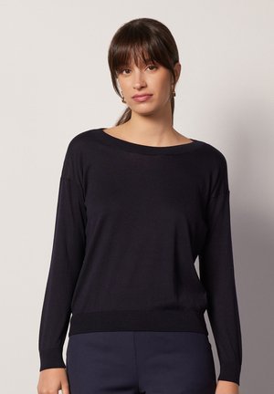 Schwarzer Pullover mit langen Ärmeln und weiter Ausschnitt, gerippten Bündchen und Saum. Hergestellt aus einem weichen, leichten Stoff mit glatter Textur.