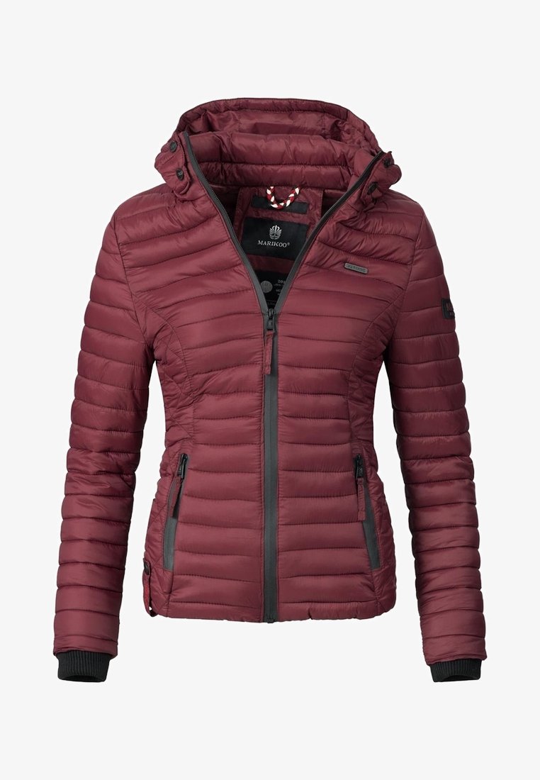Veste matelassée bordeaux pour femme avec capuche, fermeture éclair complète à l'avant, poches latérales zippées et poignets côtelés noirs.