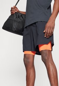 Under Armour VANISH WOVEN - 2-in-1 shorts - black/fire/pitch gray