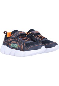 Navyblaue Sneakers mit orangefarbenen Akzenten, Obermaterial aus Mesh, weiße Gummisohle, dekorative Muster und ein digitales Display an der Seite.