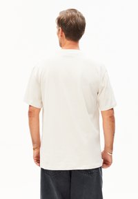 Witte katoenen t-shirt met korte mouwen en een ronde hals, met een relaxte pasvorm en zonder opvallende patronen of accenten.