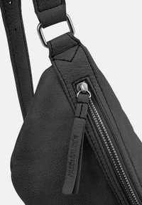 Borsa a tracolla in pelle nera con superficie texturizzata, tracolla regolabile e zip in metallo. Presenta una zip con tirazip embossato con logo.