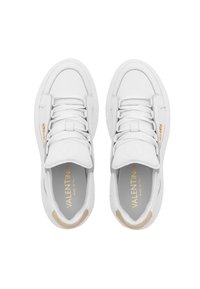 Sneakers bianchi in pelle con una texture liscia, colletto imbottito, lacci piatti e branding dorato sul lato. Accento neutro sul tallone.