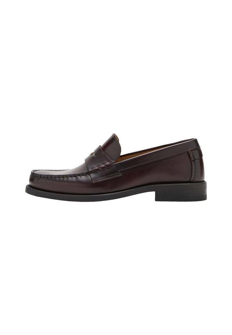 Loafers din piele brown, cu vârf rotund, cusături decorative în față și o talpă plată din cauciuc pentru susținere și durabilitate.