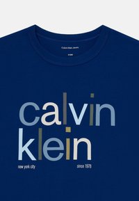Calvin Klein Jeans COLOR LOGO GRAPHIC UNISEX - T-shirt imprimé - bold blue