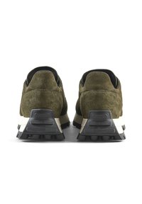 Sneakers in suede verde oliva con una fodera in mesh nera, caratterizzate da una suola intermedia beige e una suola esterna in gomma nera texturizzata.