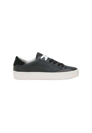 Sneaker in pelle nera con lacci bianchi, suola in gomma e dettagli del logo discreti. Presenta accenti in camoscio sul tallone, progettato per un uso casual.