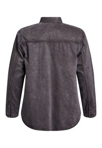 Camisa de mezclilla gris oscuro con mangas largas y cuello, con corte recto, costura en la pechera trasera y puños abotonados.