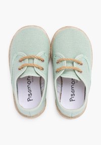 Scarpe in tela verde chiaro con lacci marroni, punta tonda, suola leggera e soletta imbottita con un logo del marchio all'interno.