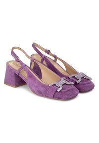 Dei tacchi a spillo slingback in suede viola con punta quadrata, tacco a blocco e dettaglio di fiocco decorativo sulla parte anteriore. Include cinturino alla caviglia regolabile.