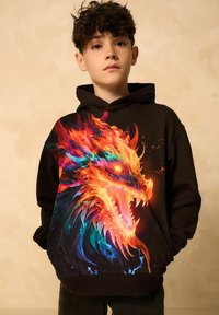 Schwarzer Hoodie mit einem lebhaften Draakon-Design in Orange, Blau und Rot. Weicher Stoff, Kängurutasche und Kapuze mit Kordelzug.