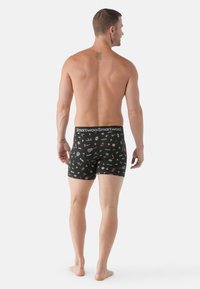 Svarta boxershorts med mönster av färgglada camping- och friluftsteman. Mjukt tyg och elastisk midjeband med varumärkeslogotyp.