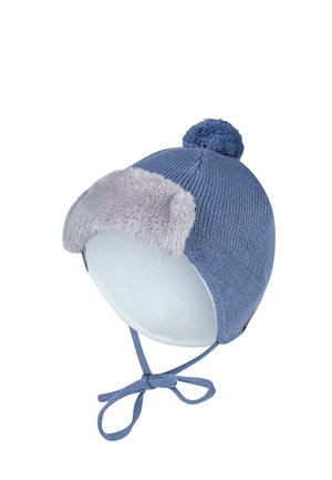 Blauer gestrickter Winterhut mit Bommel, grauer Kunstpelz-Frontklappe, Ohrenklappen und gebundenen Kinnriemen.