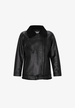 Črna usnjena jakna z umetnim krznom, ki ima diagonalno zadrgo in dva stranska žepa, pasni trak ter gladko teksturo.