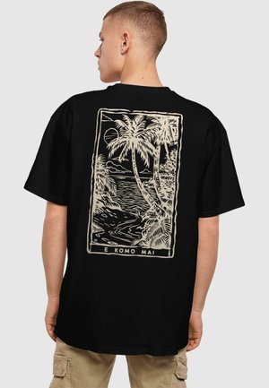 Tricou negru cu maneci scurte, având un grafic de culoare crem cu palmieri și o linie de coastă, cu textul "E KOMO MAI" în partea de jos.