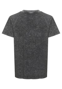 T-shirt a maniche corte realizzato in tessuto grigio scuro con una texture sbiadita; presenta un classico collo rotondo e una vestibilità standard.