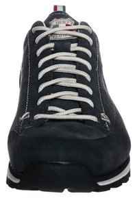 Sneaker en suède gris foncé avec des lacets blancs, des accents en argent et une finition texturée. Présente une étiquette logo sur la languette et une semelle en caoutchouc.