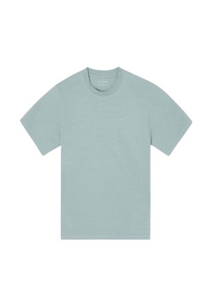 Camiseta sencilla de algodón de color verde claro, de manga corta, con cuello redondo y pequeño logo en el pecho izquierdo.