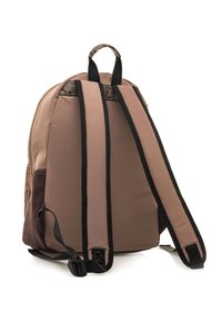 Rucksack mit einem glatten, beigen Stoffäußeren und dunkelbraunen Akzenten. Verfügt über verstellbare schwarze Riemen und einen strukturierten Griff oben.
