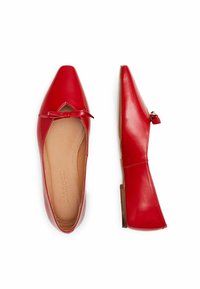 Scarpe flat in pelle rossa con punta affusolata e arco aperto. Presentano un piccolo fiocco decorativo sulla parte anteriore e un tacco in legno piatto.